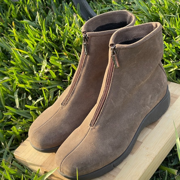 LA CANADIENNE suede Leather bootie black size 6.5 women’s $399 like new - Picture 5 of 12